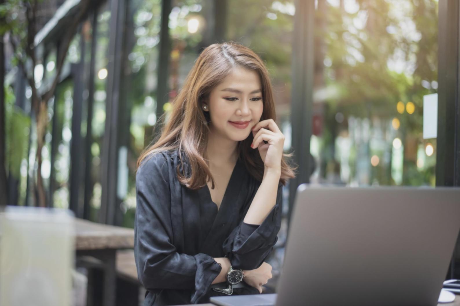 Professionelle Finanzberatung und Budgetanalyse-Team bei der Arbeit