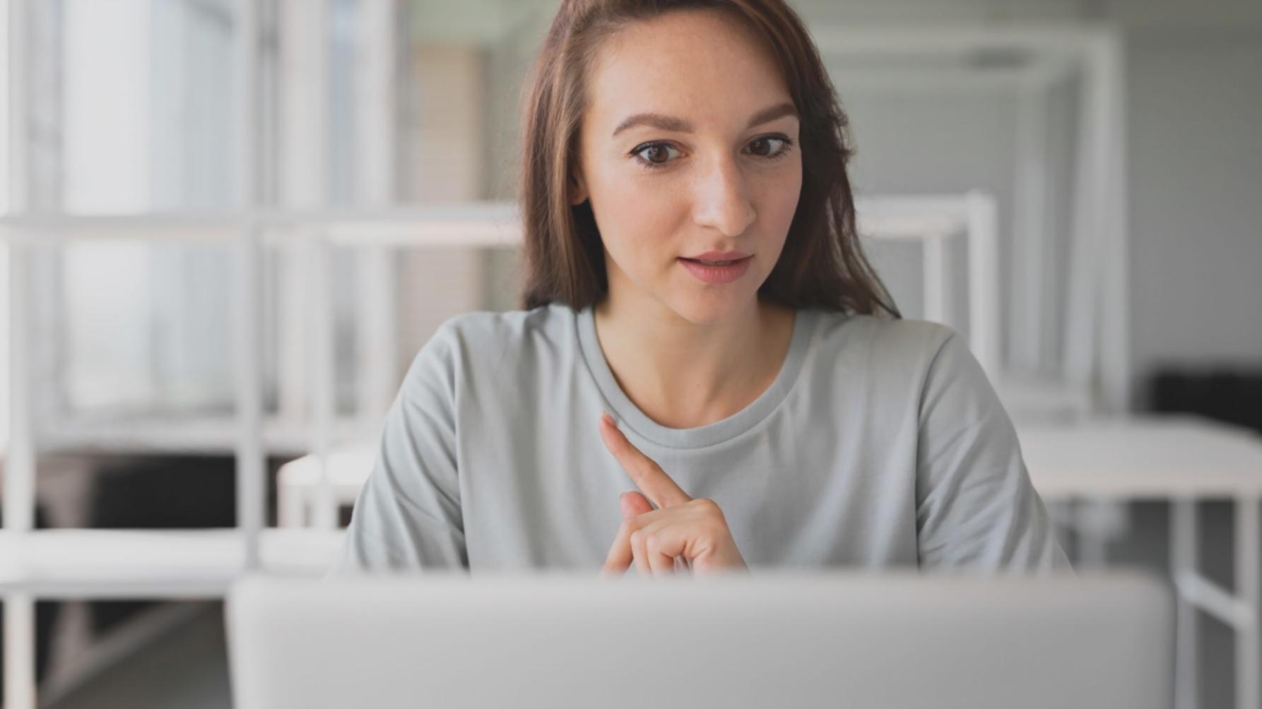 Finanzexperten bei der Analyse von Budgetdaten und Trenddiagrammen