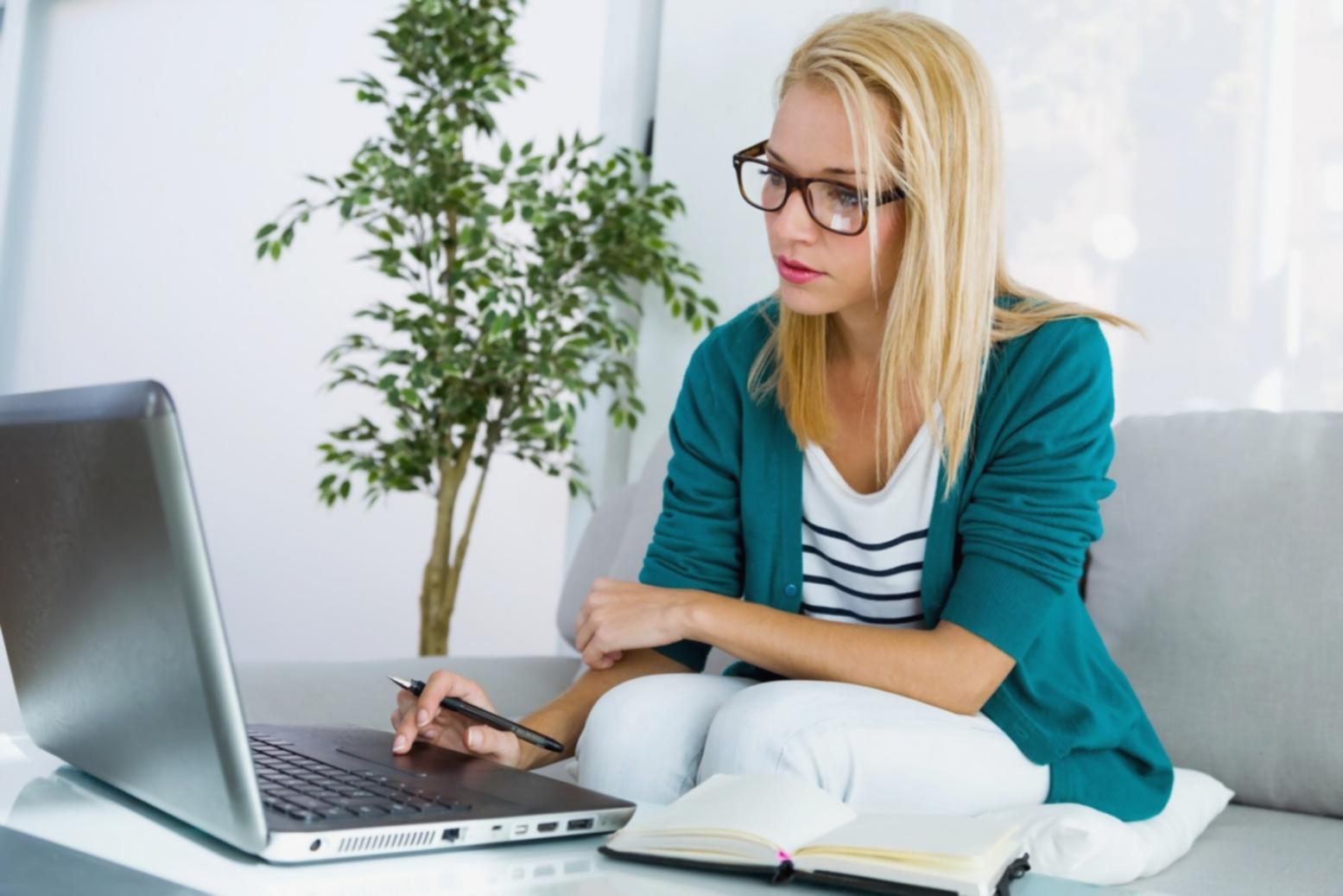 Arbeitsplatz mit Finanzberichten, Taschenrechner und Analyse-Tools für Budgetplanung